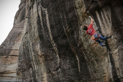 Video arrampicata trad: Matteo Della Bordella su A denti stretti a Balma