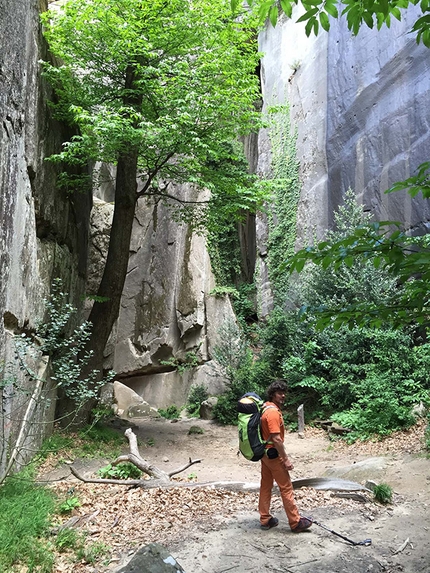 Annot Francia, arrampicata - La Chambe du Roi, dove fanno bella mostra alcune difficili fessure e anche un tiro stile hard grit ancora da liberare. 