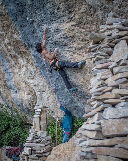 Jon Cardwell climbs Biographie at Céüse in France