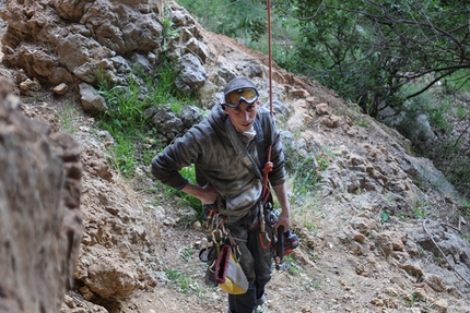 Arrampicare alla Cueva di Collepardo - Roberto Podio in versione manovale edile.