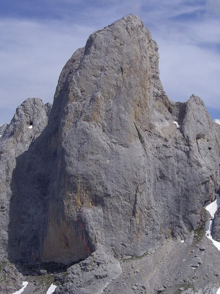 Orbayu Naranjo de Bulnes - The west face of Picu Urriellu, more commonly referred to as Naranjo de Bulnes in the Picos de Europa massif in Spain, and the line of Orbayu (8c+/9a 510m) put up by Iker Pou and Eneko Pou in August 2009