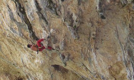 Arrampicare alla Cueva di Collepardo - Domenico Intorre su 'Tomorrowland’.