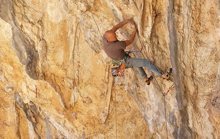 Arrampicare alla Cueva di Collepardo - Gianluca Mazzacano su 'Sadomasoclimb' 6c.