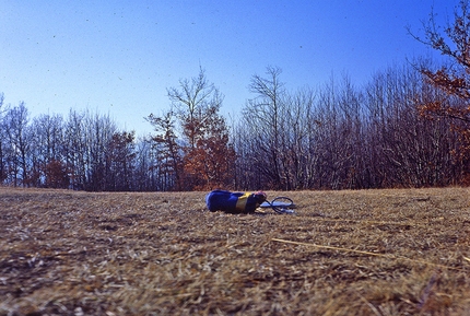 L'antisociale e l'arrampicata - Alla fine degli anni settanta da solo, vagando per i boschi alla ricerca dei massi erratici. Una delle discipline che ha più rivoluzionato la socialità in arrampicata è proprio il bouldering. 