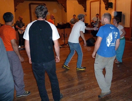 L'antisociale e l'arrampicata - Al meeting trad della Valle dell'Orco il climber si trasforma a volte in ballerino... 