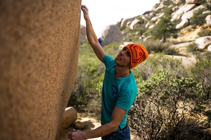 Mt. Woodson, boulder, California, USA - Enrico Baistrocchi tasta il granito di Mt.Woodson