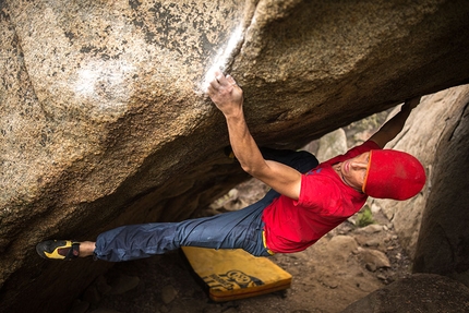 Mt. Woodson, boulder, California, USA - Enrico Baistrocchi si dirige verso l'uscita di Ancora Vivo, V12, Mt. Woodson, California, USA