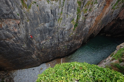 Huntsman's Leap - The impressive Huntsman's Leap, Pembroke, Wales.