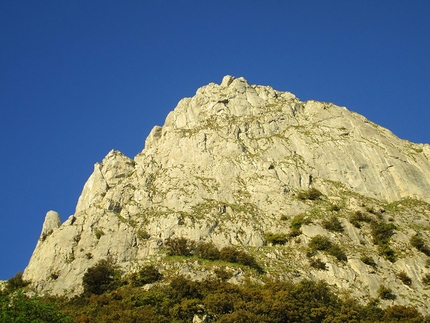 Vuoto a perdere, Rocca Busambra, Sicilia, Giorgio Iurato, Massimo Flaccavento - Vuoto a perdere: la nord di Rocca Busambra, e a sinistra contro il cielo, lo spigolo NE.