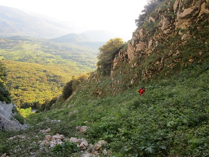 Vuoto a perdere, Rocca Busambra, Sicilia, Giorgio Iurato, Massimo Flaccavento - Vuoto a perdere, Rocca Busambra: Giorgio Iurato risale in Canaledi Cucco