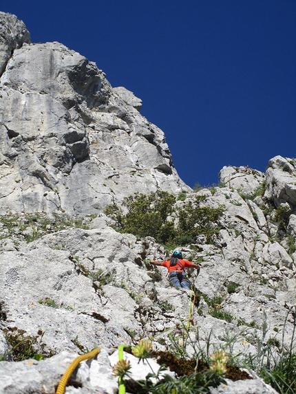 Vuoto a perdere, Rocca Busambra, Sicilia, Giorgio Iurato, Massimo Flaccavento - Vuoto a perdere, Rocca Busambra: Giorgio Iurato sulle prime lunghezze della via. 