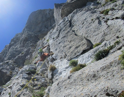 Vuoto a perdere, Rocca Busambra, Sicilia, Giorgio Iurato, Massimo Flaccavento - Vuoto a perdere, Rocca Busambra: Massimo Flaccavento in arrampicata sulla cuspide finale.