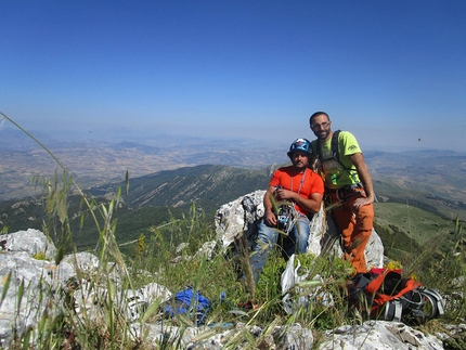 Vuoto a perdere, Rocca Busambra, Sicilia, Giorgio Iurato, Massimo Flaccavento - Vuoto a perdere, Rocca Busambra: Giorgio Iurato e Massimo Flaccavento in vetta