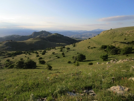 Vuoto a perdere, Rocca Busambra, Sicilia, Giorgio Iurato, Massimo Flaccavento - Vuoto a perdere, Rocca Busambra: la discesa sul versante sud