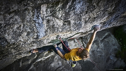 Alexander Megos, Hubble, Raven Tor, UK - Alexander Megos si aggiudica Hubble, la prima via d'arrampicata sportiva gradata 8c+, liberata da Ben Moon nel 1990 a Raven Tor, Regno Unito.