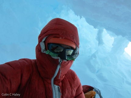 Mt. Foraker, Sultana, Alaska, Infinite Spur, Colin Haley, alpinismo - Colin Haley nel crepaccio dove ha bruciato per sbaglio la pentola