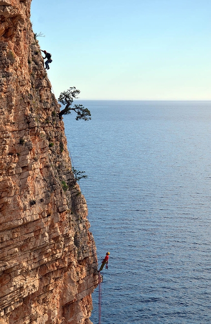  Pedra Longa, Agugliastra, Sardegna, Cromosomi Corsari, arrampicata, Maurizio Oviglia - In arrampicata sulla via 'Cromosomi Corsari', Pedra Longa, Baunei, Sardegna