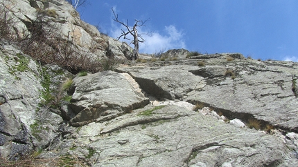 Parete del Silenzio, Valle del Lys, Valle di Gressoney, arrampicata - Carlito's Way: tiro 1, l'attacco