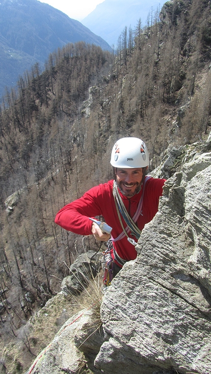 Parete del Silenzio, Valle del Lys, Valle di Gressoney, arrampicata - Via Carlo davanti, dietro tutti quanti: Massimo Camba alla sosta