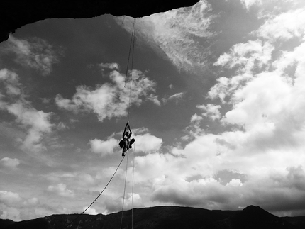 Rolando Larcher, Monte Cimo, Scoglio dei Ciclopi, climbing - Rolando Larcher climbing pitch 4 of Horror Vacui, Monte Cimo (Val d'Adige)