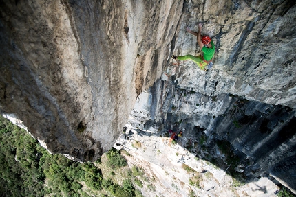 Rolando Larcher, Monte Cimo, Scoglio dei Ciclopi, climbing - Rolando Larcher climbing pitch 4 of Horror Vacui, Monte Cimo (Val d'Adige)