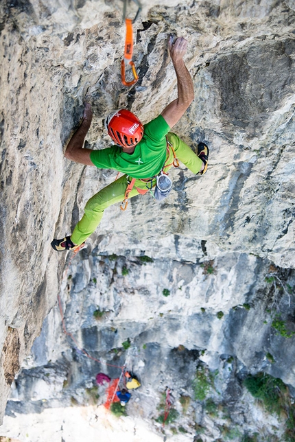 Rolando Larcher, Monte Cimo, Scoglio dei Ciclopi, arrampicata - Rolando Larcher sul quarto tiro di Horror Vacui, Monte Cimo (Val d'Adige)