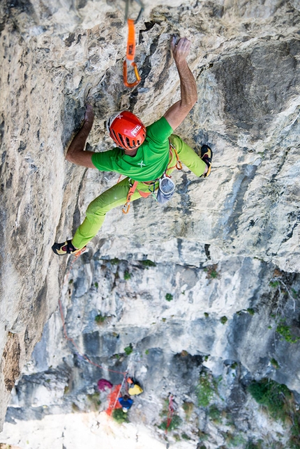 Rolando Larcher, Monte Cimo, Scoglio dei Ciclopi, climbing - Rolando Larcher climbing pitch 4 of Horror Vacui, Monte Cimo (Val d'Adige)