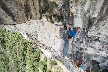 Rolando Larcher, Monte Cimo, Scoglio dei Ciclopi, arrampicata - Luca Giupponi sul quarto tiro di Horror Vacui, Monte Cimo (Val d'Adige)