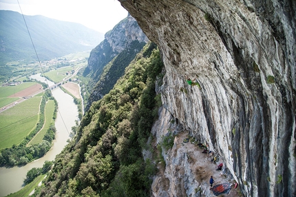 Rolando Larcher, Monte Cimo, Scoglio dei Ciclopi, arrampicata - Rolando Larcher sul primo tiro di Horror Vacui, Monte Cimo (Val d'Adige)