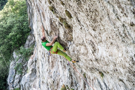 Rolando Larcher, Monte Cimo, Scoglio dei Ciclopi, arrampicata - Rolando Larcher sul primo tiro di Horror Vacui, Monte Cimo (Val d'Adige)