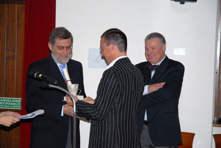 Leggimontagna 2009 - Aldo Audisio premiato dal consigliere regionale Sandro Della Mea, e l’editore Gherardo Priuli