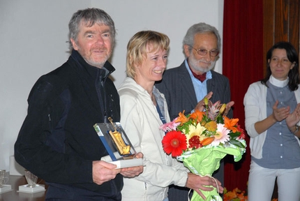 Leggimontagna 2009 - Romano Benet (riconoscimento all’amico alpinista) con Nives Meroi e Aldo Larice