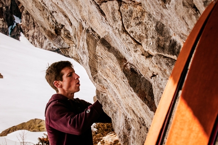 Martin Keller, Sustenpass, Svizzera, boulder - Il climber svizzero Martin Keller