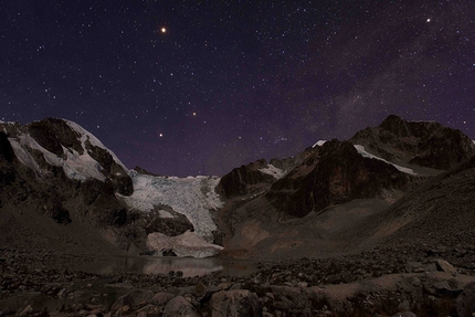 Illampu 2016, Bolivia, Rumi Mallku, Jaqusiri, alpinismo, Enrico Rosso, Pietro Sella, Davide Vitale, Antonio Zavattarelli - Rumi Mallku - notte stellata sulla laguna Glaciar