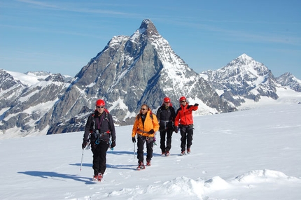 In vetta al Monte Bianco a meno di un anno da un infarto - In allenamento con sullo sfondo il Cervino
