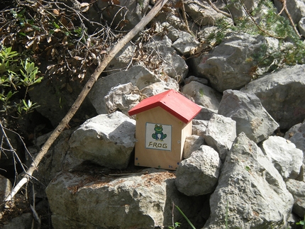 Valle del Sarca, arrampicata, Frog, Coste dell'Anglone – Piramide Lakshmi - il caratteristico libro di vetta all'uscita della via Frog, Piramide Lakshmi, Coste dell'Anglone, Valle del Sarca