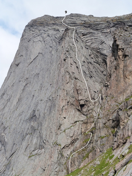 Helvetestinden Wall, Lofoten Islands, Norway, Guillermo Cuadrado, Gerber Cucurell, Jordi Esteve, Salvador Llorens  - Tradicionarius, SE Pillar Helvetestinden Wall, Lofoten Islands, Norway (Guillermo Cuadrado, Salvador Llorens  06/2015)