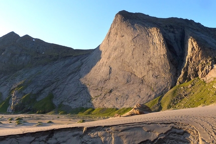 Helvetestinden Wall, Lofoten, Norvegia, Guillermo Cuadrado, Gerber Cucurell, Jordi Esteve, Salvador Llorens  - Helvetestinden Wall, Lofoten, Norvegia