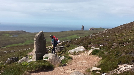 The Old Man of Hoy - Torvagando for Nepal - avvicinamento alla torre