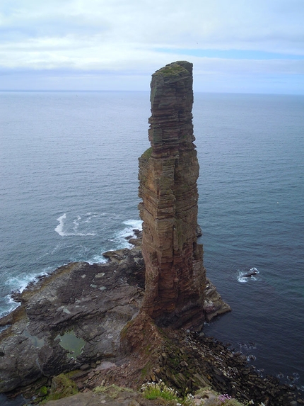 The Old Man of Hoy - Torvagando for Nepal - The Old Man of Hoy in tutto il suo splendore, salita per la prima volta nel  1966 bday Chris Bonington, Tom Patey e Rusty Baillie