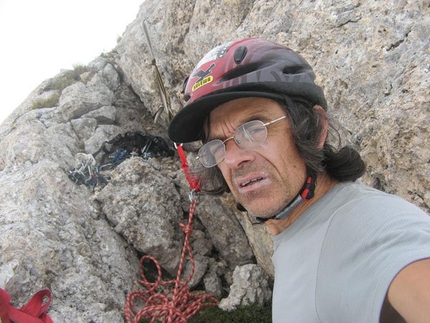 Corno Piccolo, Gran Sasso - Roberto Iannilli (autoscatto) in cresta, all'ultima sosta di Senza perdere la tenerezza, con gli occhiali rotti