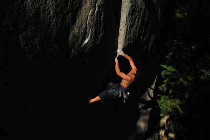 Yuji Hirayama - Yuji Hirayama climbing Cobra Crack, Squamish, Canada