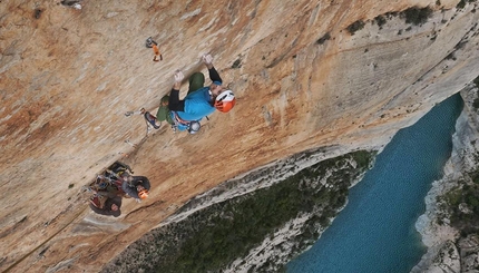 Video: Chris Sharma and Klemen Bečan climbing at Mont-Rebei in Spain