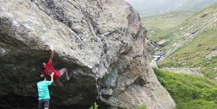 Chianale boulder, Valle Varaita, Piemonte, Claudia Colonia, Alessandro Penna - Chianale boulder: Maria Dolores 7C