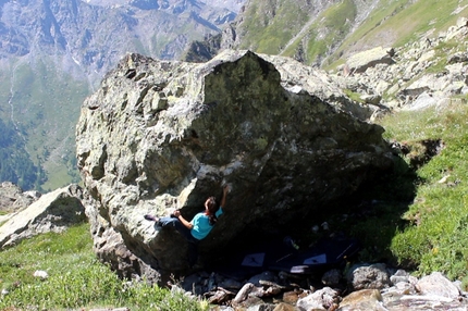 Chianale boulder, Valle Varaita, Piemonte, Claudia Colonia, Alessandro Penna - Chianale boulder: Neon