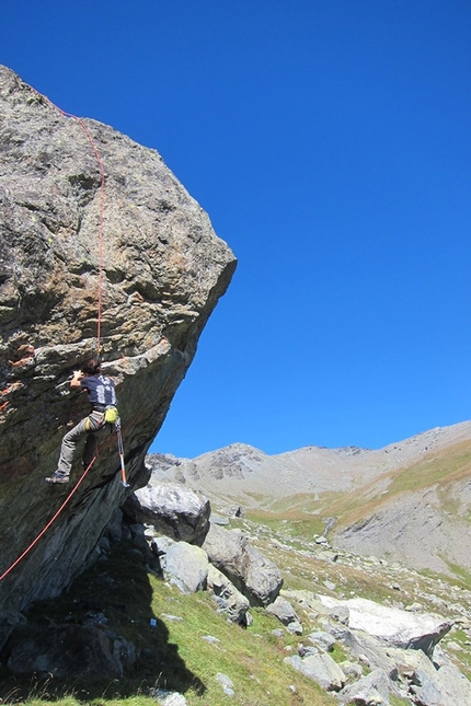 Chianale boulder, Valle Varaita, Piemonte, Claudia Colonia, Alessandro Penna - Chianale boulder: pulendo la via più abbordabile della falesia