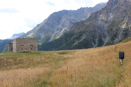 Chianale boulder, Valle Varaita, Piemonte, Claudia Colonia, Alessandro Penna - Chianale boulder: il ricovero Carlo Emanuele all'inizio del sentiero