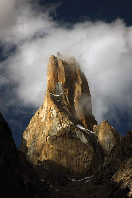 Eternal Flame, Nameless Tower, Trango, Karakorum, Pakistan - La parete ovest di Nameless Tower, anche conosciuta come Trango Tower, Karakorum, Pakistan. Eternal Flame prende una linea sulla destra della parete, la parete sud. The prima salita della montagna è stata effettuata nel 1976 da Mo Anthoine, Martin Boysen, Joe Brown e Malcolm Howells.