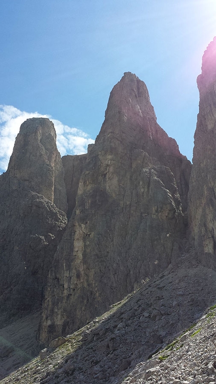 Seconda Torre del Sella, Dolomiti - Torvagando for Nepal - La Seconda Torre del Sella, Dolomiti, dove corre anche la via Kasnapoff, salita da Annalisa Fioretti e Gianpietro Todesco per il loro Torvagando for Nepal