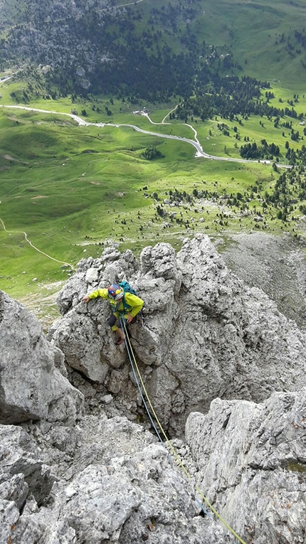 Seconda Torre del Sella, Dolomiti - Torvagando for Nepal - Annalisa Fioretti sulla via Kasnapoff, Seconda Torre del Sella, insieme a Gianpietro Todesco